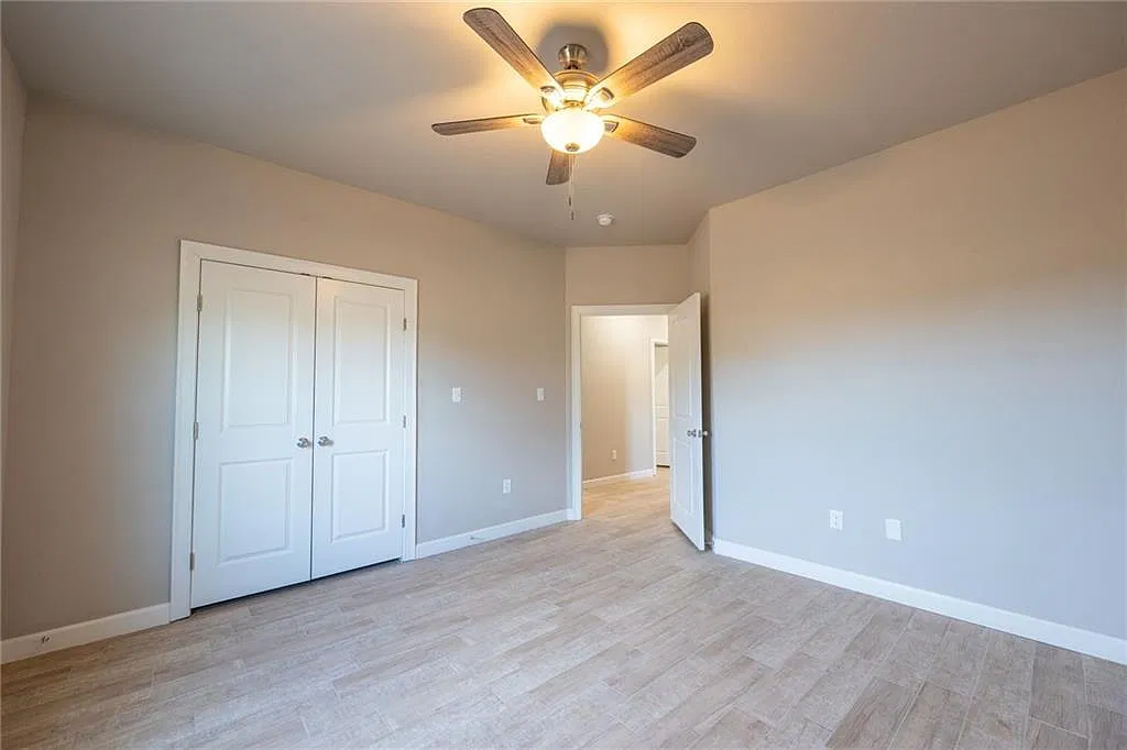 914 Valley Oaks Ln - 1 — Photo 4