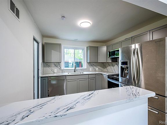 4th image of 24221 Cloverlawn St