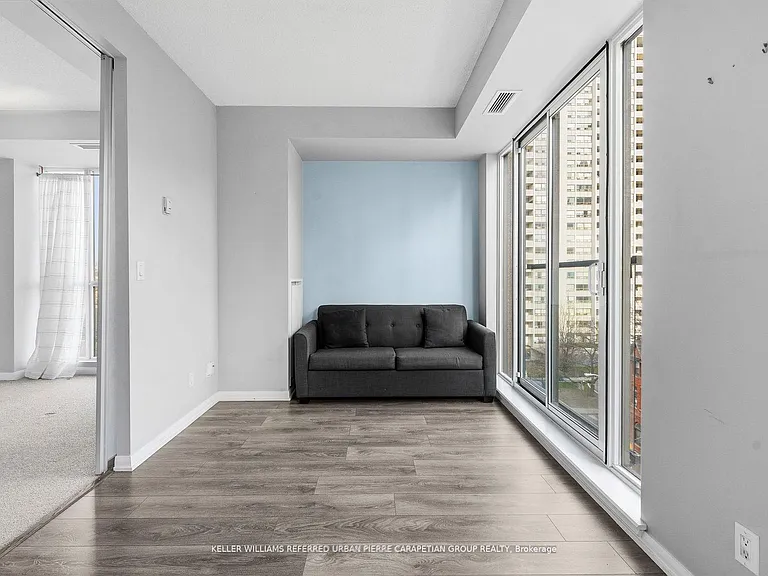 18 Beverley St #706B — Photo 4