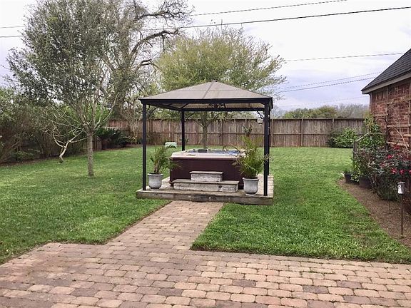 4th image of 111 Deerwood Dr