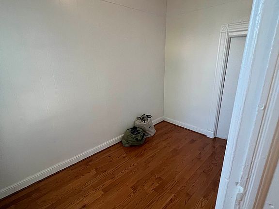 5th image of 993 Hart St Floor 1