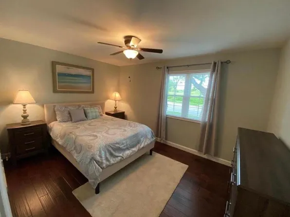 8848 Eager Rd, Saint Louis, MO 63144