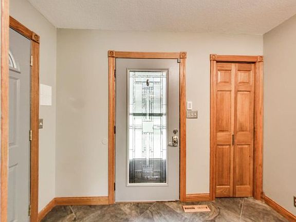3rd image of 3149 Camelot Dr