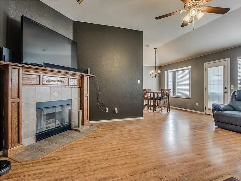 612 SW 38th Pl — Photo 7