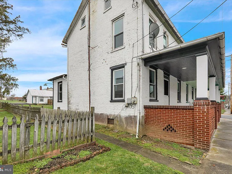 2102 Main St — Photo 4