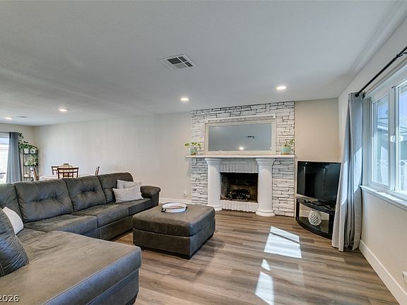 3rd image of 637 Valley View Cir