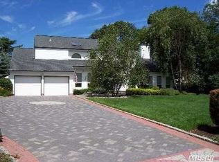 19 Apallo Ln, Hauppauge, NY 11788