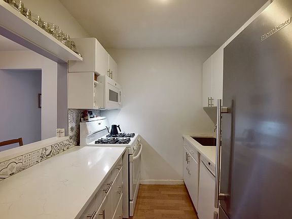 3rd image of 100 Park Ter W APT 4L