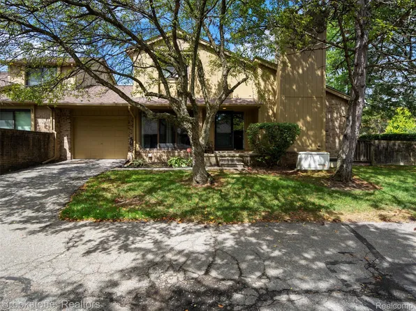 1652 S Hill Cir, Bloomfield Hills, MI 48304