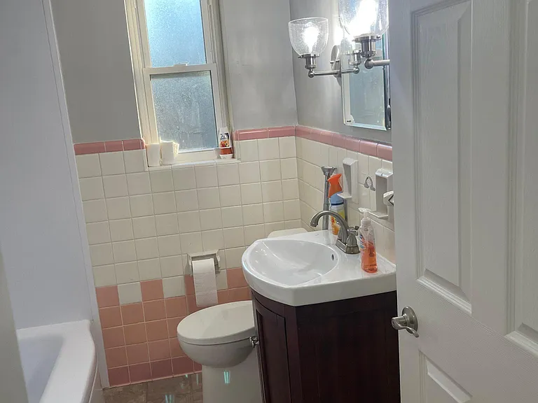 1st floor full bathroom.