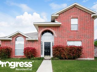 909 Applewood Dr, Cedar Hill, TX 75104