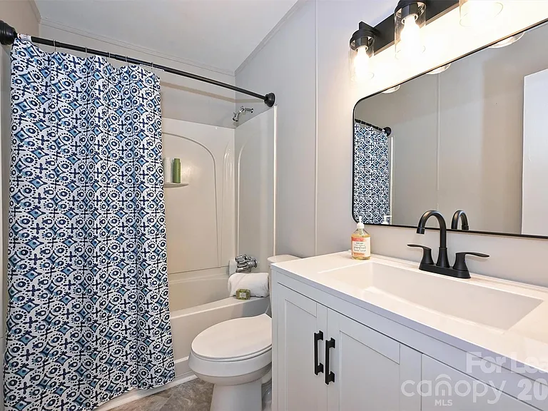 951 Hollywood St — Photo 8