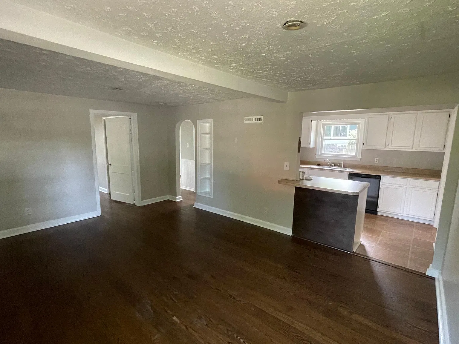 3 bed, 1067 sqft, $1,950 — Photo 3