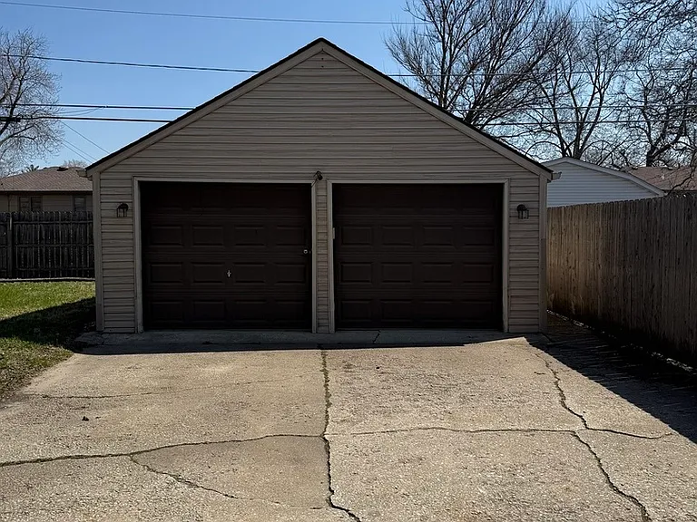 18343 Oakwood Ave — Photo 3