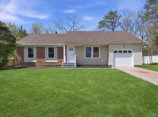28 Gabon Ln, Coram, NY 11727