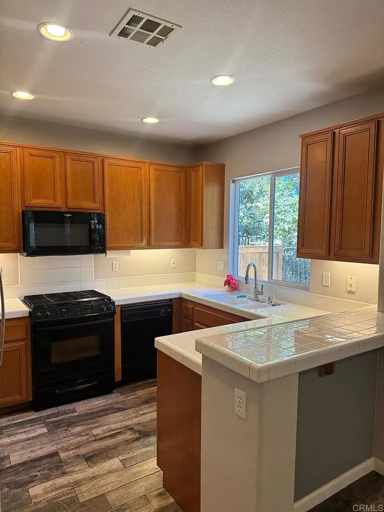3 bed, 2.5 bath, 1630 sqft, $3,800 — Photo 2