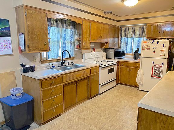 4th image of 335 Aspen Ave S
