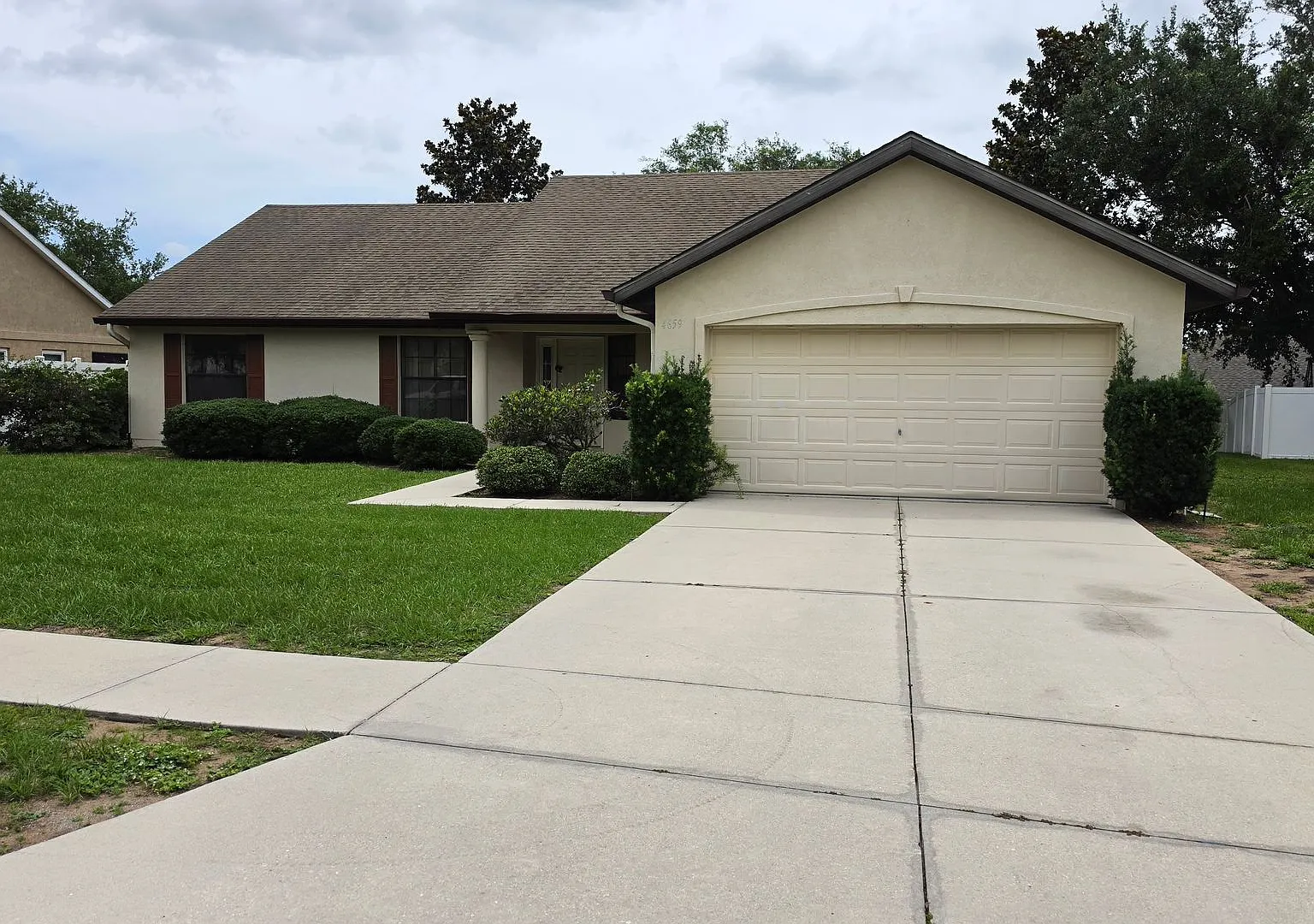 Spacious 4 Bdrm / 2 BA with 2 car garage — Photo 2