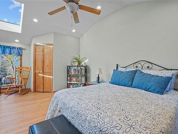 4th image of 255 E Greenwich Ave