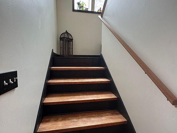 5th image of 128 Smith Ct