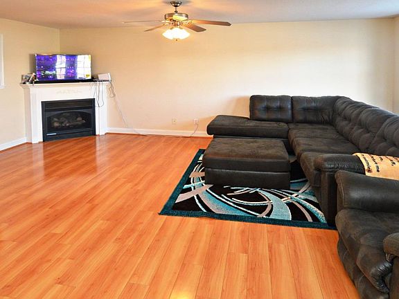 3rd image of 779 Wyndhurst Dr