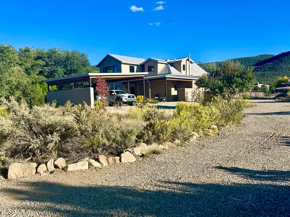 612 Critcher Rd, Taos, NM 87571