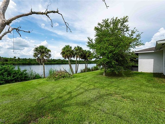 4th image of 1037 Caloosahatchee Dr