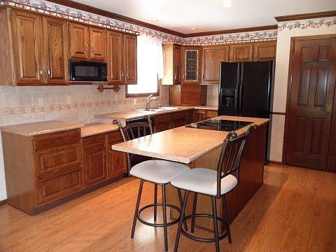 eat-in kitchen