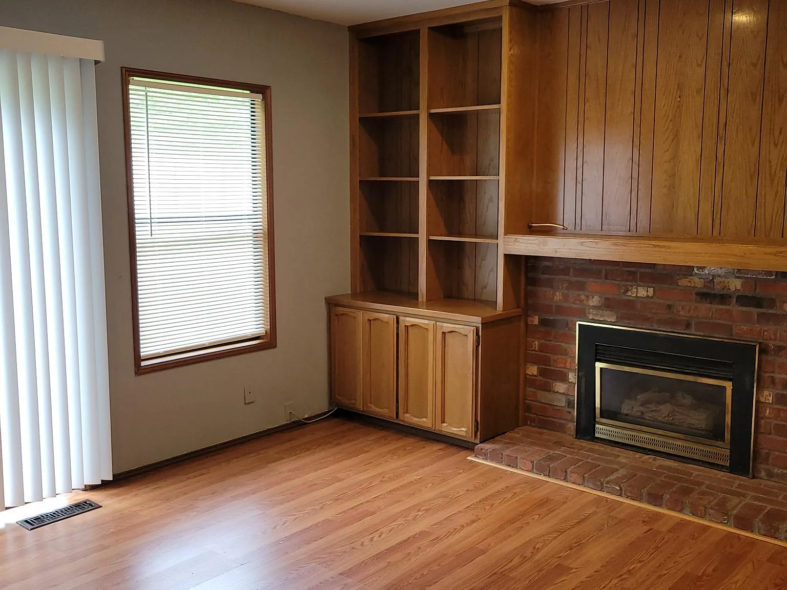 4 bed, 2.5 bath, 2400 sqft, $4,300 — Photo 4