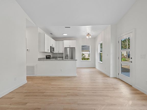 4th image of 695 Julia St