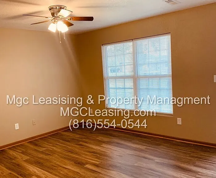 206 NW Parker Dr — Photo 2