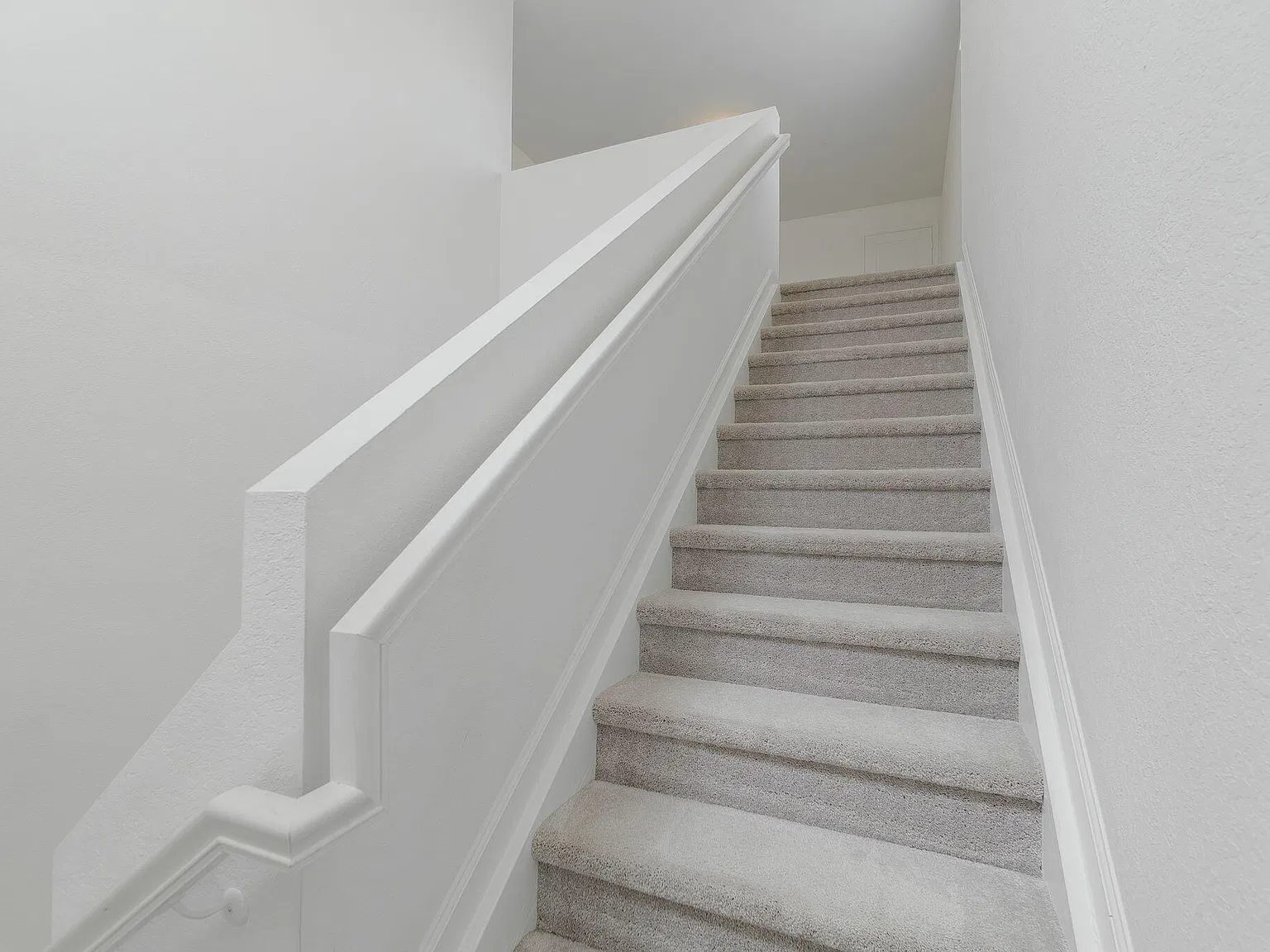 5 bed, 2.5 bath, 2326 sqft, $2,900 — Photo 4
