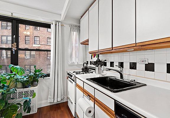5th image of 305 E 40th St #5X