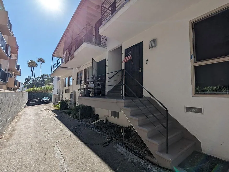1915 Grace Ave — Photo 2