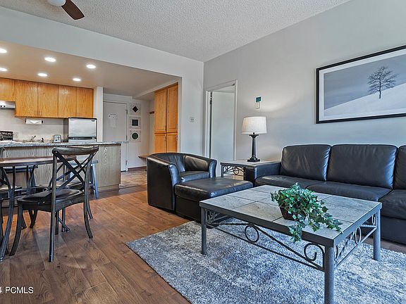 4th image of 1482 Empire Ave #115