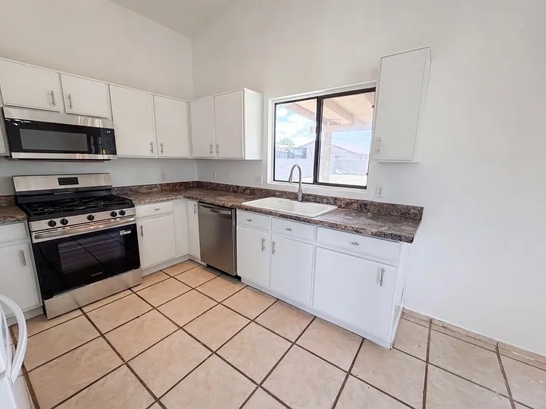 1577 W Wood Crest Ct — Photo 4