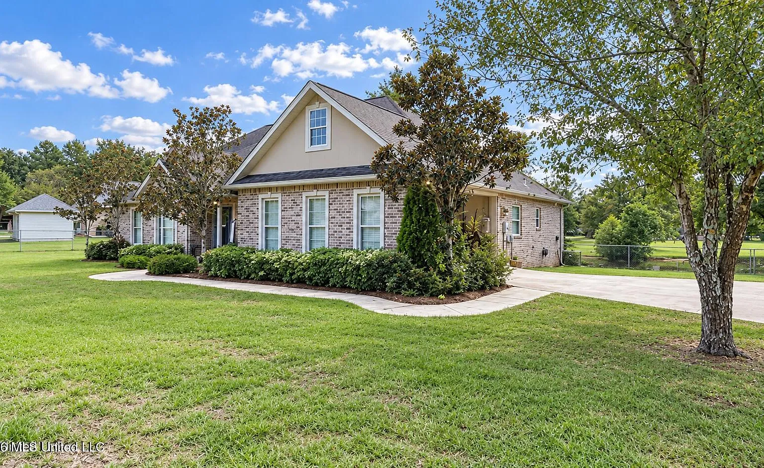 4 bed, 2.5 bath, 2301 sqft, $2,500 — Photo 2