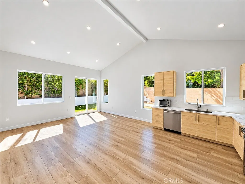 3 bed, 1350 sqft, $3,995 — Photo 2