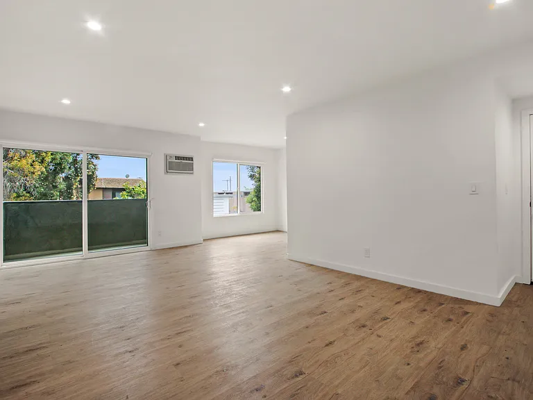 10795 Woodbine — Photo 2