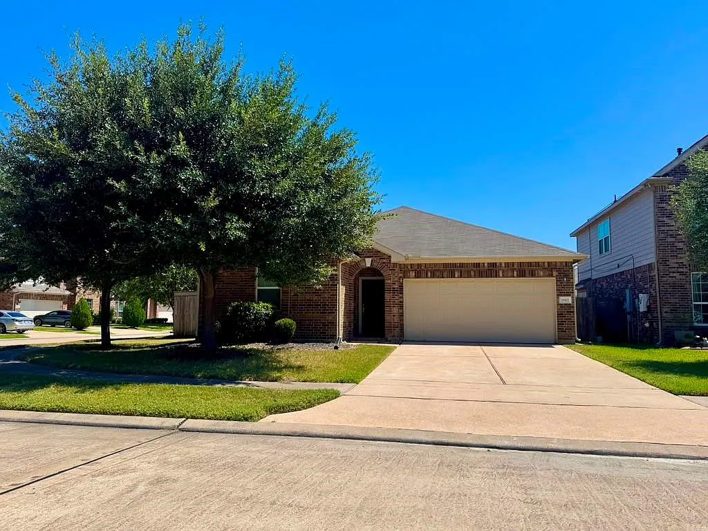 3 bed, 2.0 bath, 1912 sqft, $2,200 — Photo 1