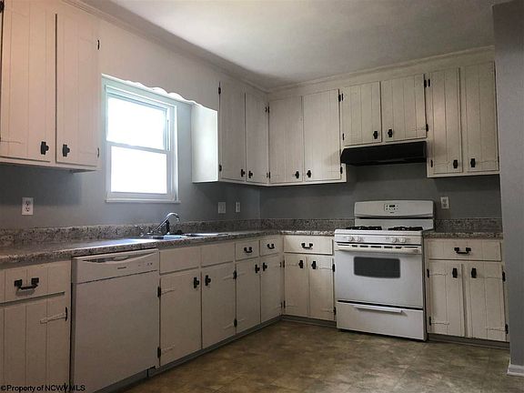 5th image of 1116 Harvatis St