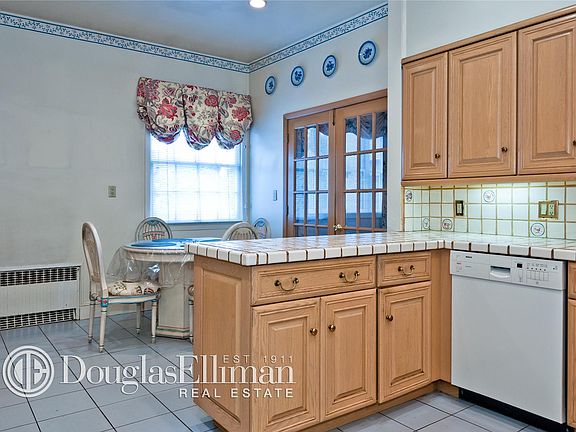 5th image of 14 Lawrence Ln