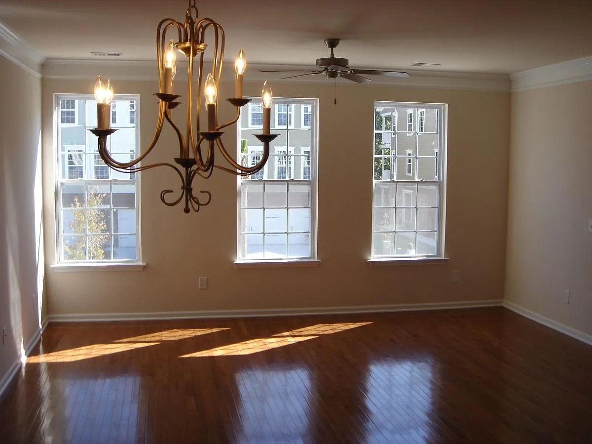3 bed, 2500 sqft, $3,600 — Photo 2