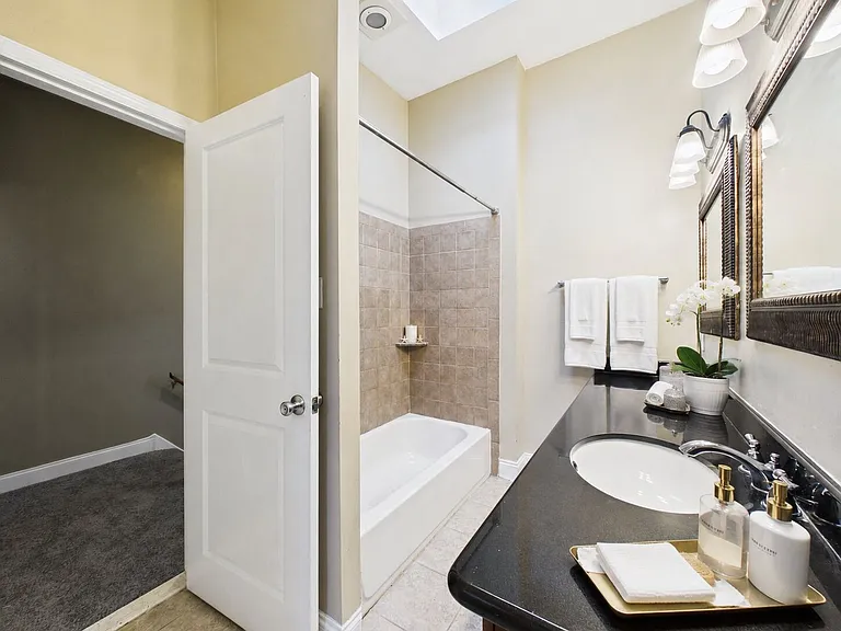 2437 S Darien St — Photo 15