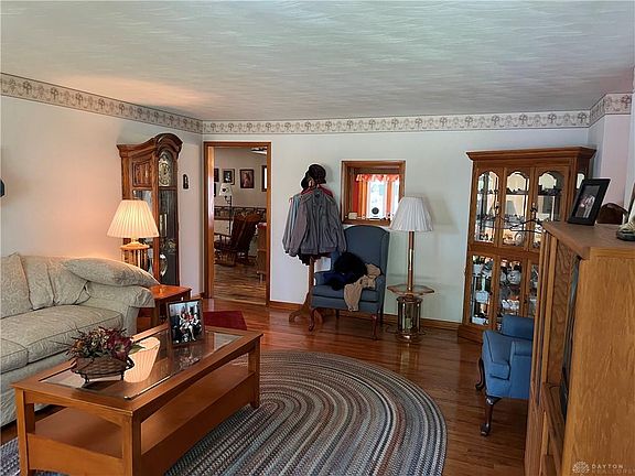 5th image of 16 Greenmoor Dr
