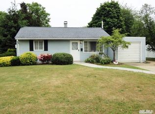 24 Ridgewood St, Bay Shore, NY 11706