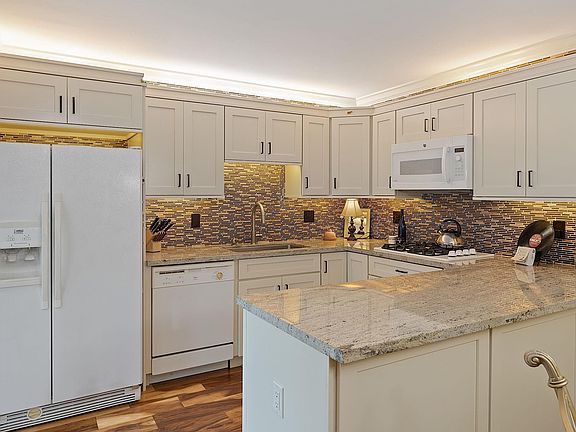 5th image of 2822 N Waterford Drive