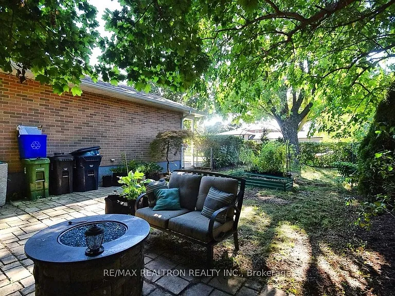 1 Sunderland Cres — Photo 1
