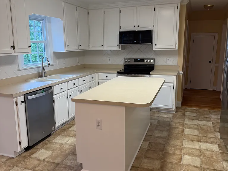 504 Thorngate Rd — Photo 8