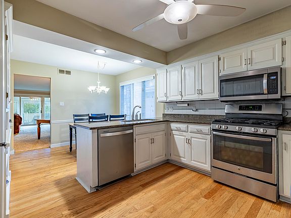 5th image of 25 Woodhollow Dr